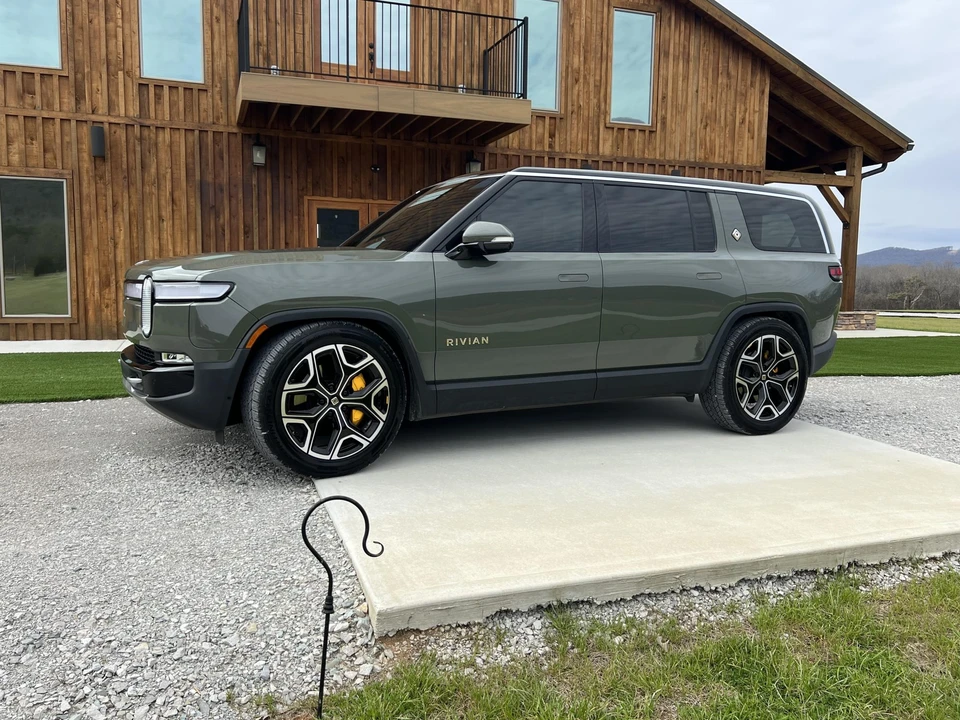 2022 Rivian R1S - Image 7 of 31