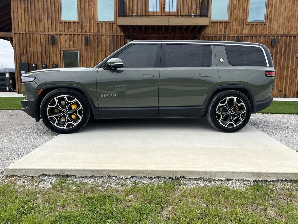2022 Rivian R1S - Image 8 of 31