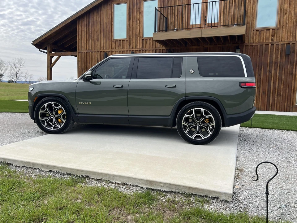 2022 Rivian R1S - Image 9 of 31