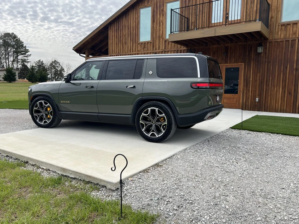 2022 Rivian R1S - Image 10 of 31