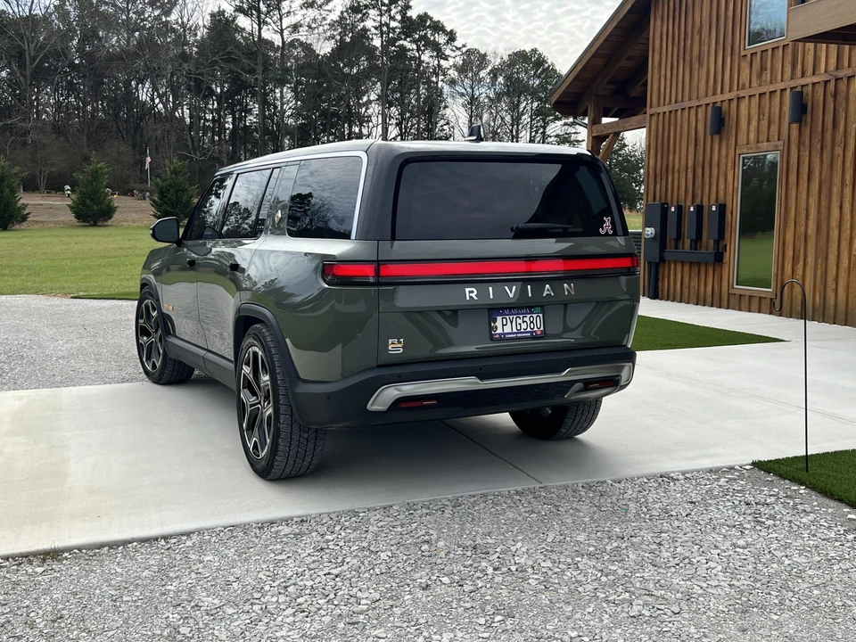 2022 Rivian R1S - Image 12 of 31