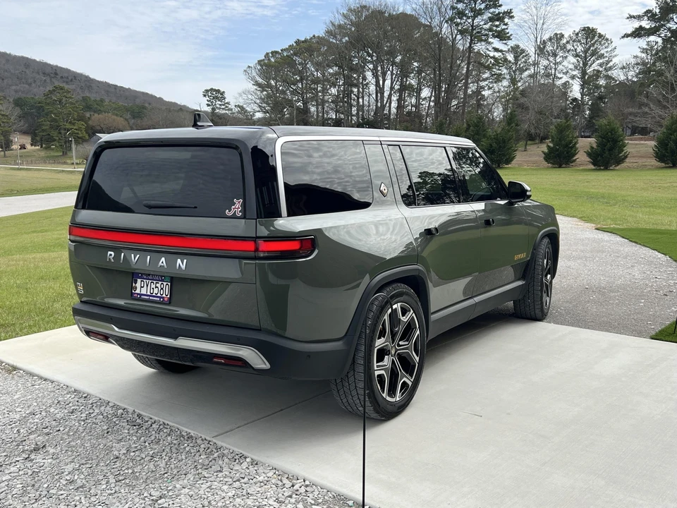 2022 Rivian R1S - Image 15 of 31