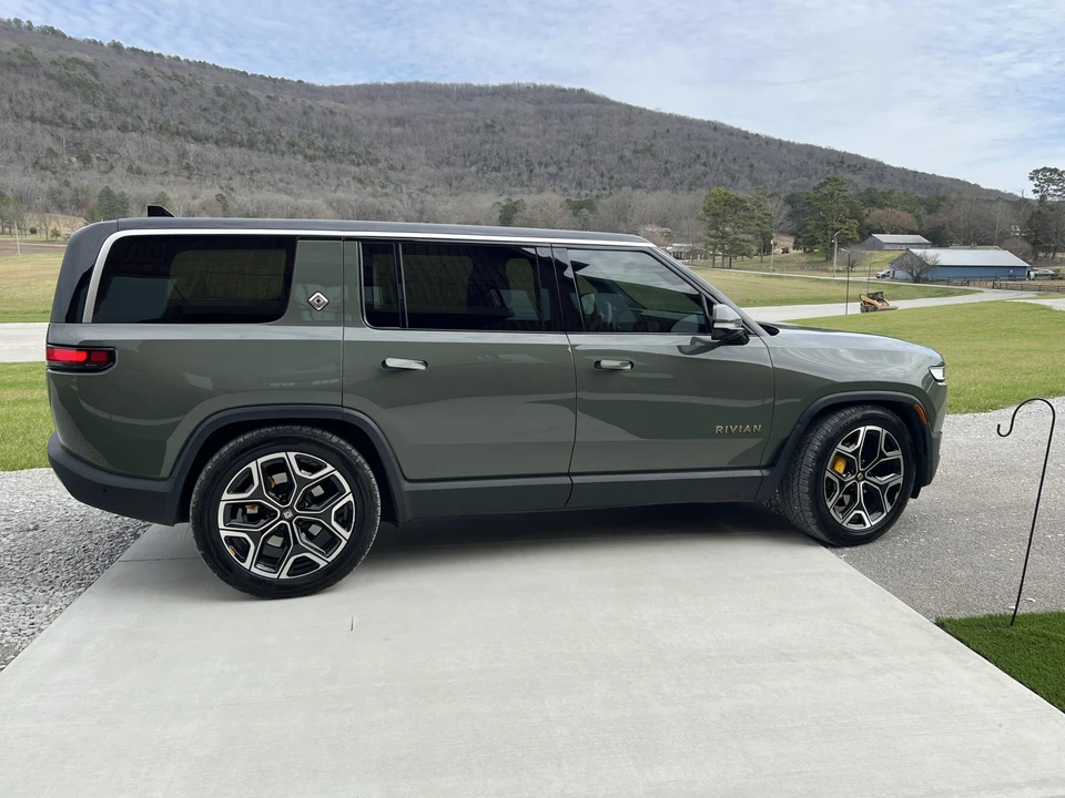 2022 Rivian R1S - Image 17 of 31