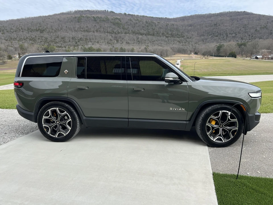 2022 Rivian R1S - Image 18 of 31