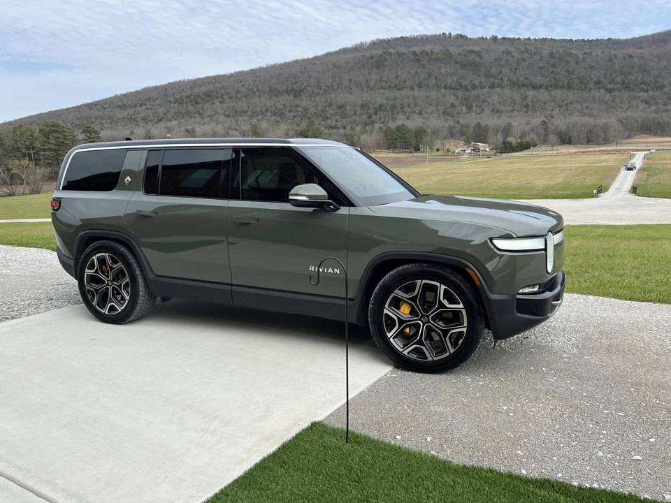 2022 Rivian R1S - Image 19 of 31