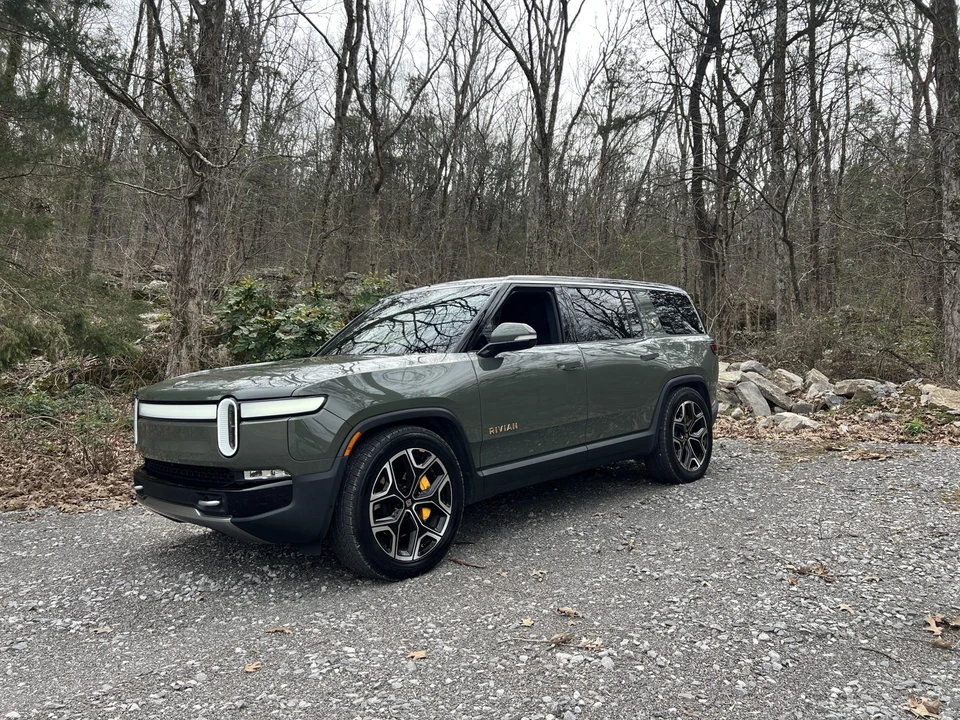 2022 Rivian R1S - Image 24 of 31