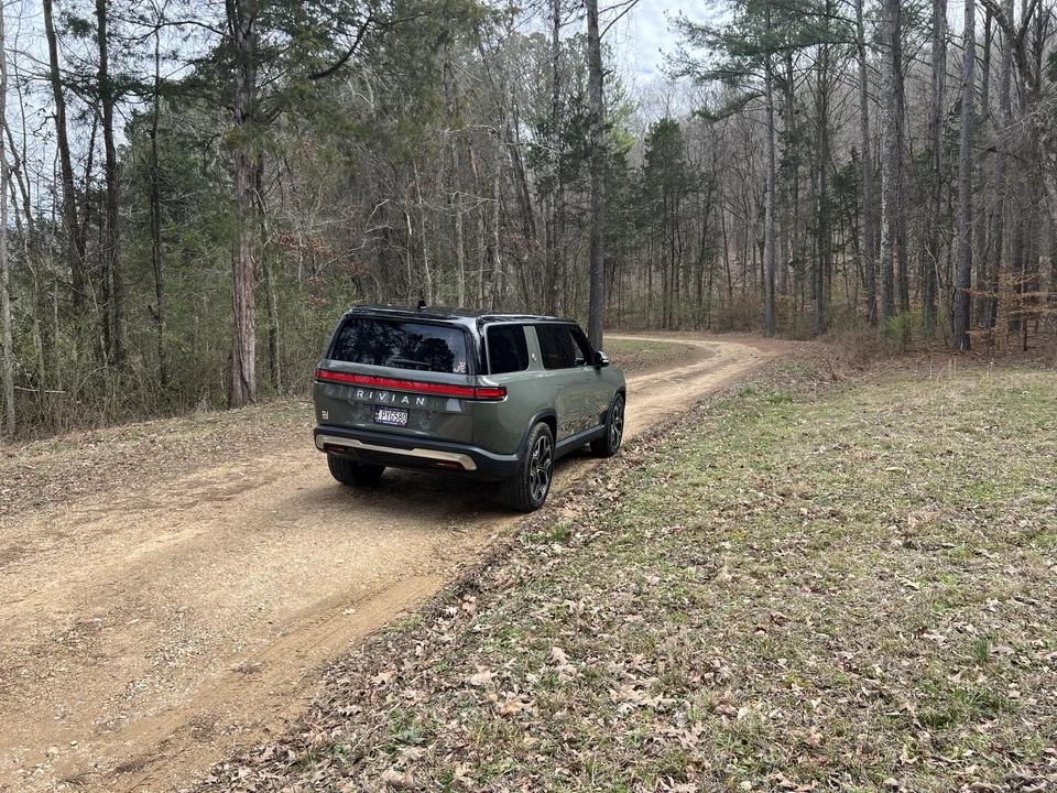 2022 Rivian R1S - Image 29 of 31