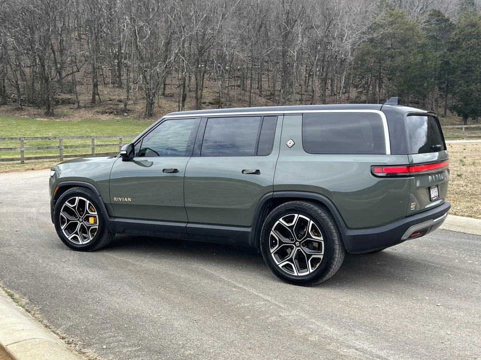 2022 Rivian R1S - Image 26 of 31
