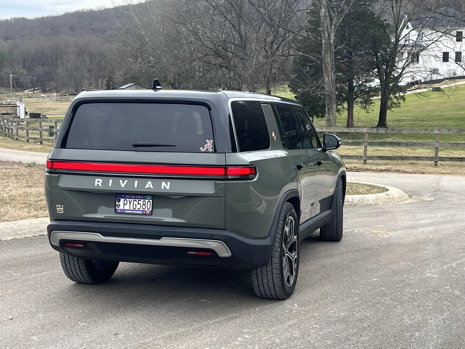 2022 Rivian R1S - Image 28 of 31