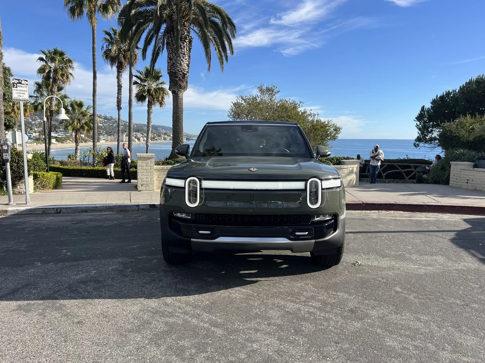2022 Rivian R1S - Image 4 of 31