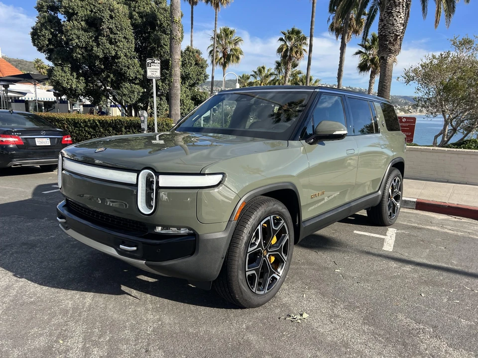 2022 Rivian R1S - Image 3 of 31