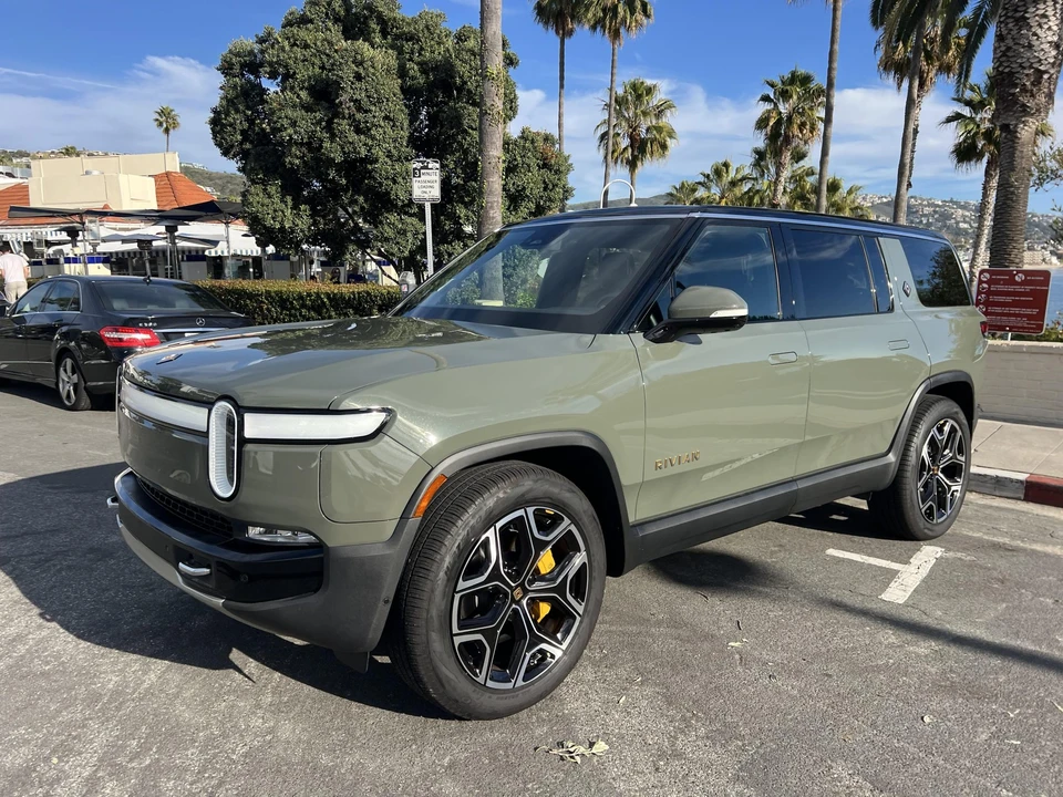 2022 Rivian R1S - Image 2 of 31