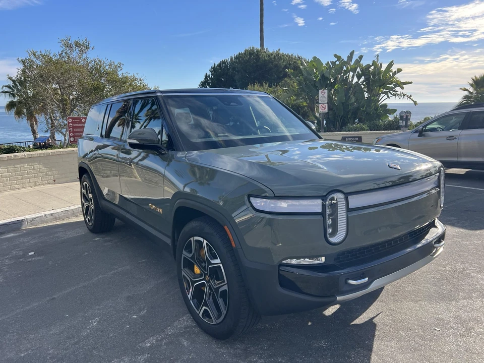 2022 Rivian R1S - Image 5 of 31