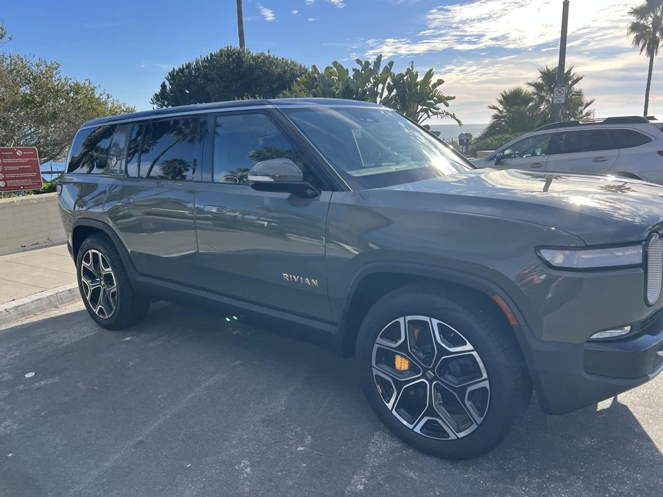 2022 Rivian R1S - Image 6 of 31