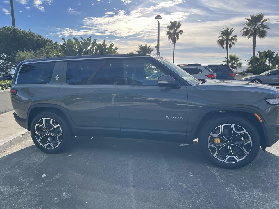 2022 Rivian R1S - Image 7 of 31