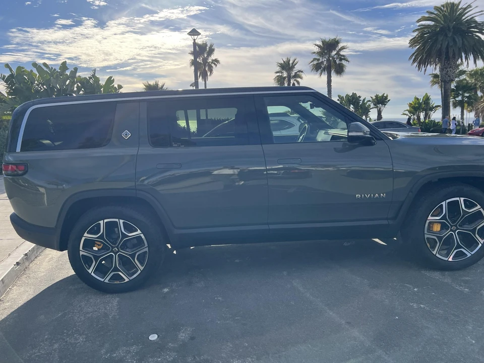 2022 Rivian R1S - Image 8 of 31