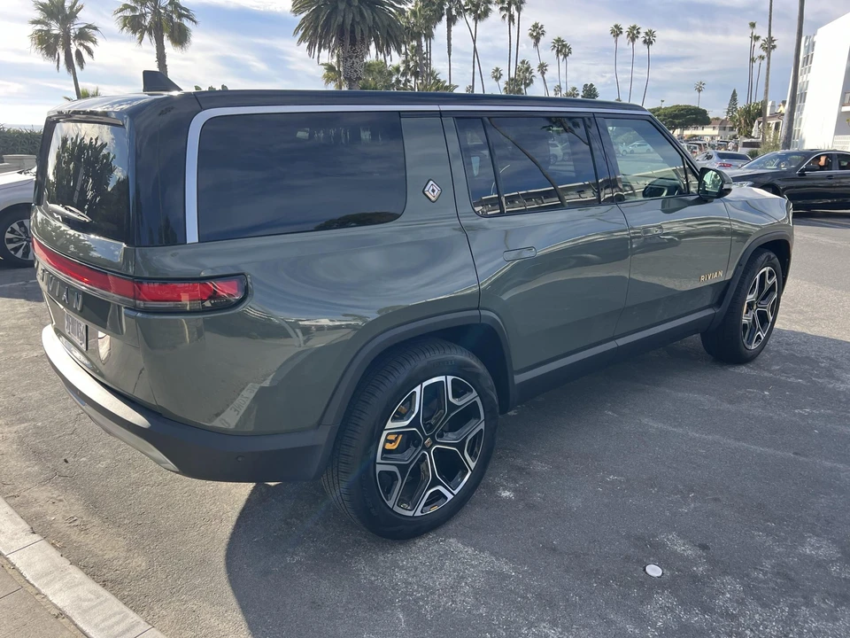 2022 Rivian R1S - Image 9 of 31