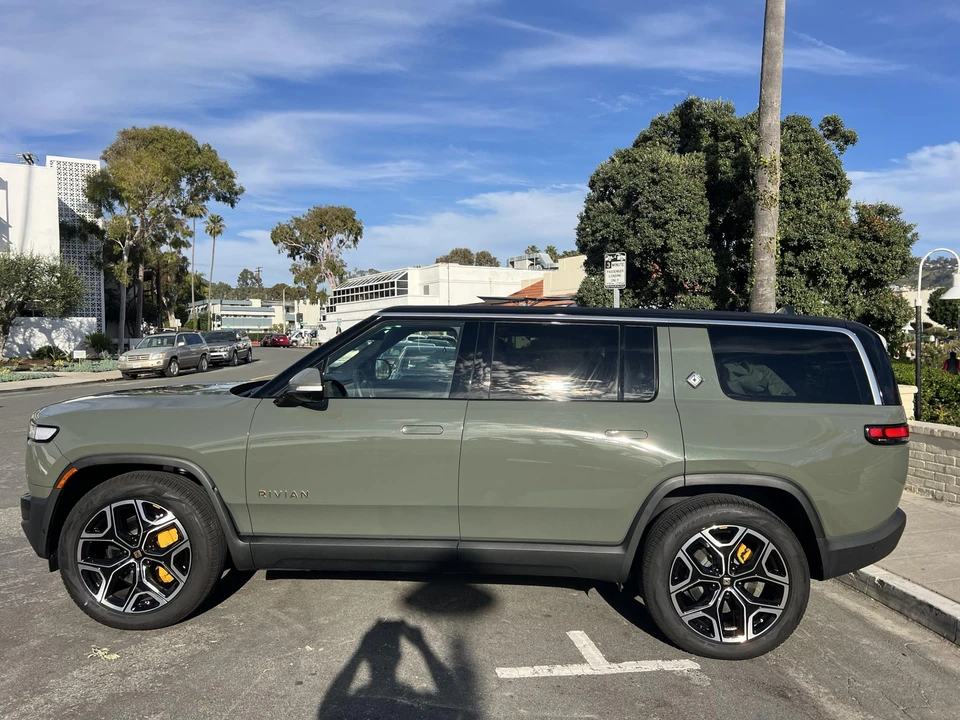 2022 Rivian R1S - Image 11 of 31