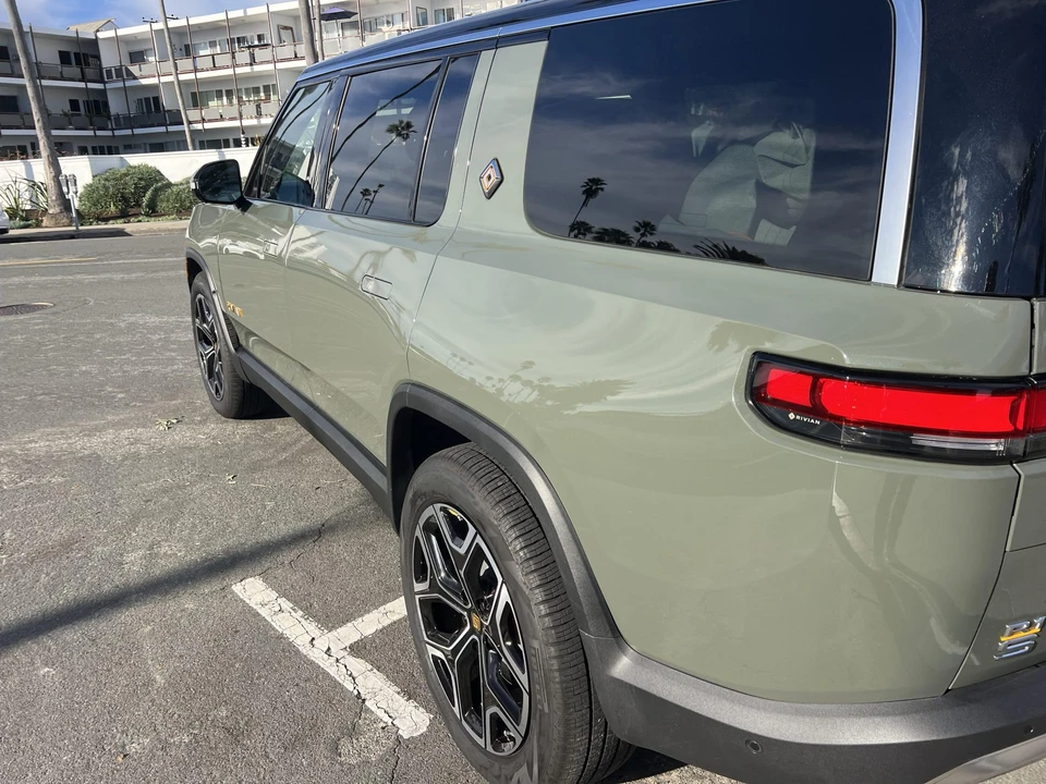 2022 Rivian R1S - Image 12 of 31
