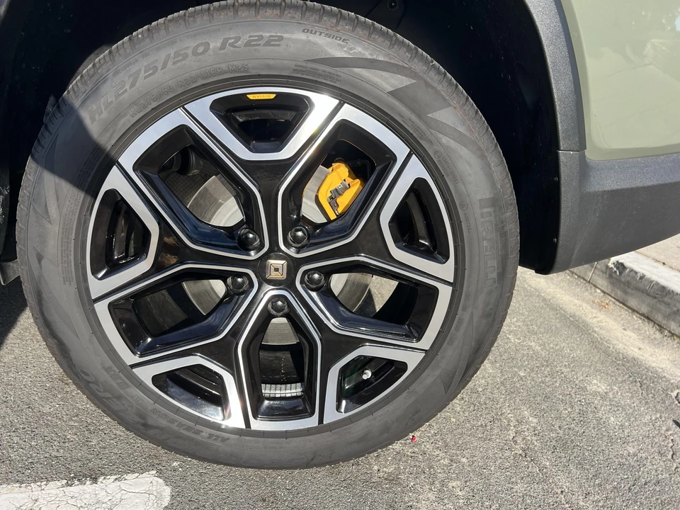 2022 Rivian R1S - Image 18 of 31