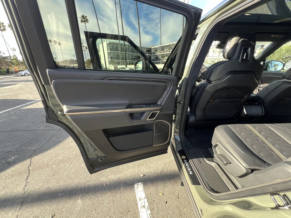 2022 Rivian R1S - Image 30 of 31