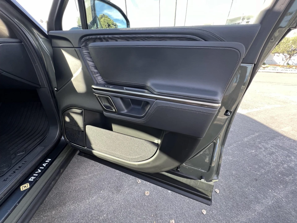 2022 Rivian R1S - Image 24 of 31