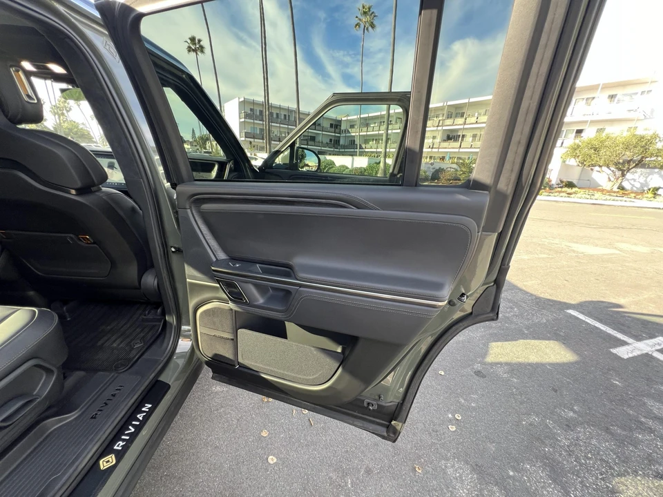 2022 Rivian R1S - Image 27 of 31