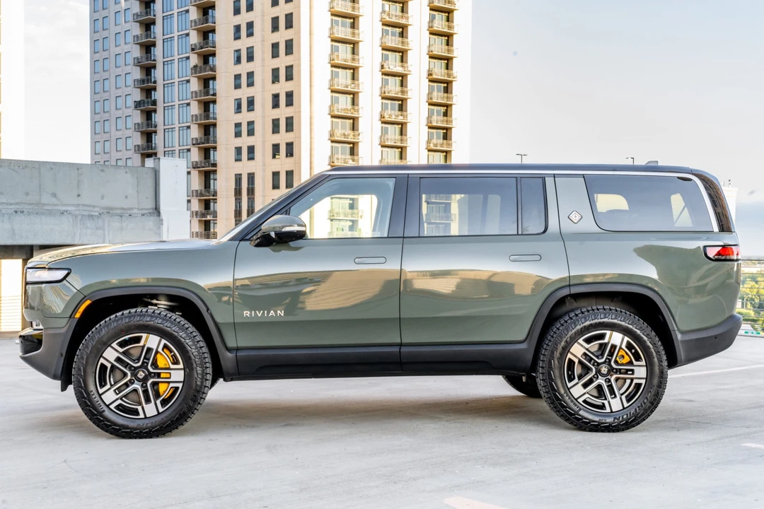 2022 Rivian R1S - Image 12 of 31