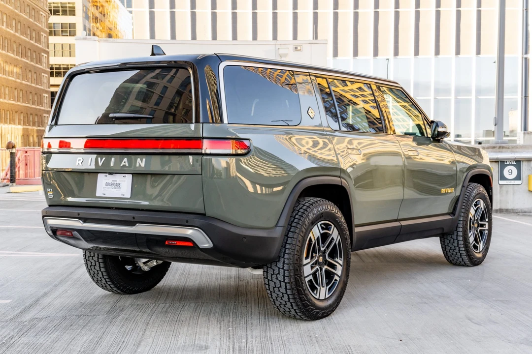 2022 Rivian R1S - Image 8 of 31