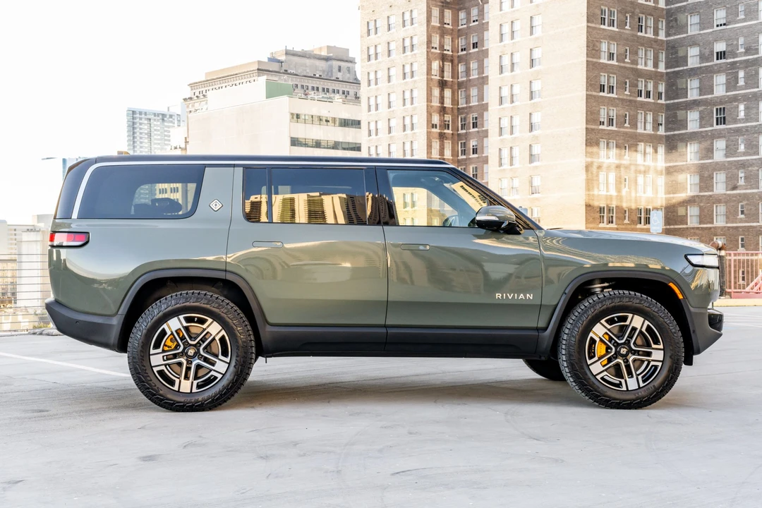 2022 Rivian R1S - Image 7 of 31