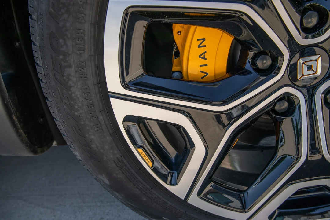 2022 Rivian R1S - Image 29 of 31