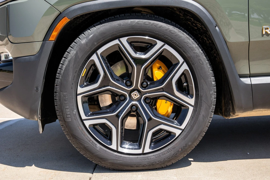 2022 Rivian R1S - Image 30 of 31