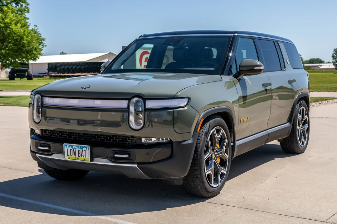 2022 Rivian R1S - Image 2 of 31