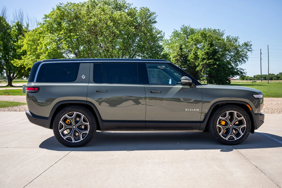 2022 Rivian R1S - Image 7 of 31
