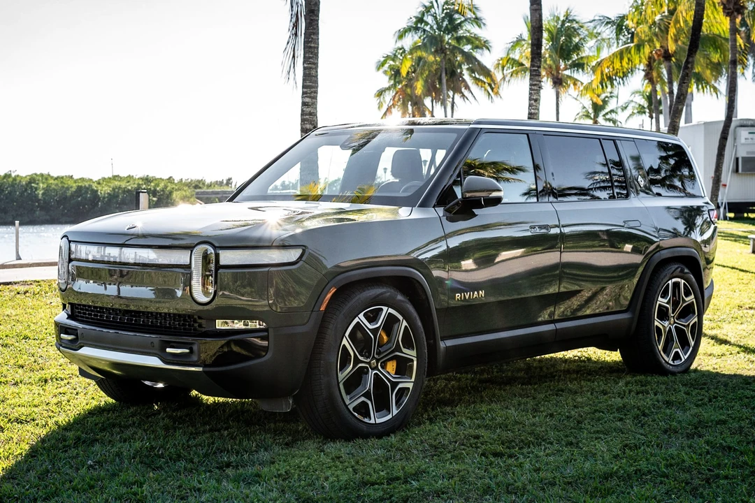 2022 Rivian R1S - Image 2 of 31