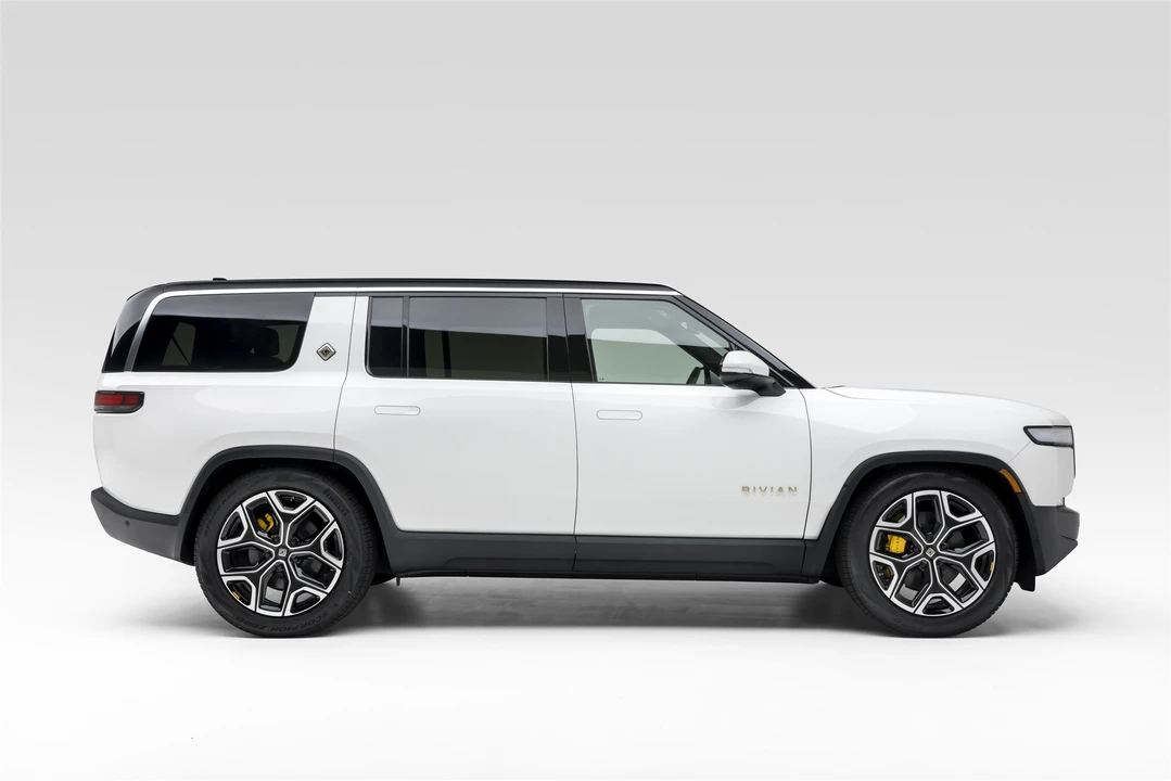 2022 Rivian R1S - Image 12 of 31