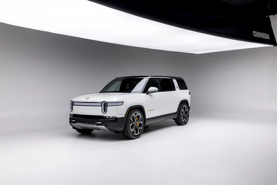 2022 Rivian R1S - Image 2 of 31