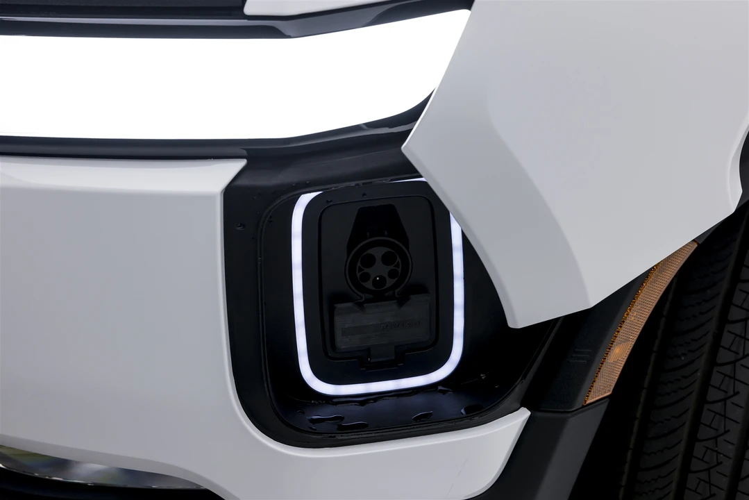 2022 Rivian R1S - Image 26 of 31