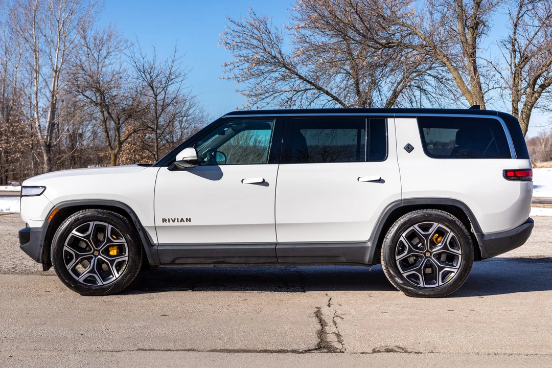 2022 Rivian R1S - Image 9 of 31