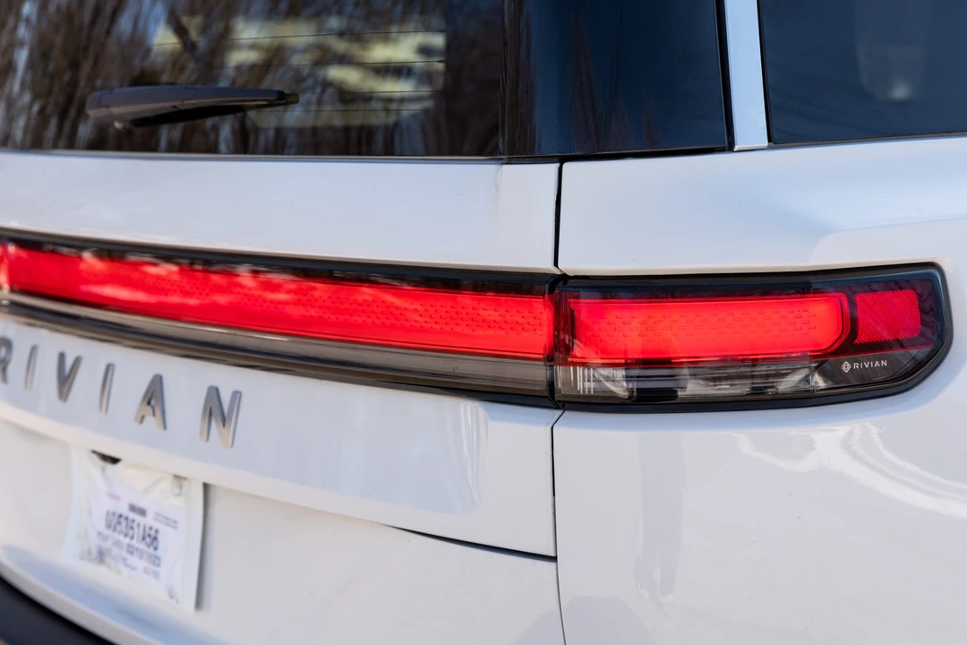 2022 Rivian R1S - Image 14 of 31