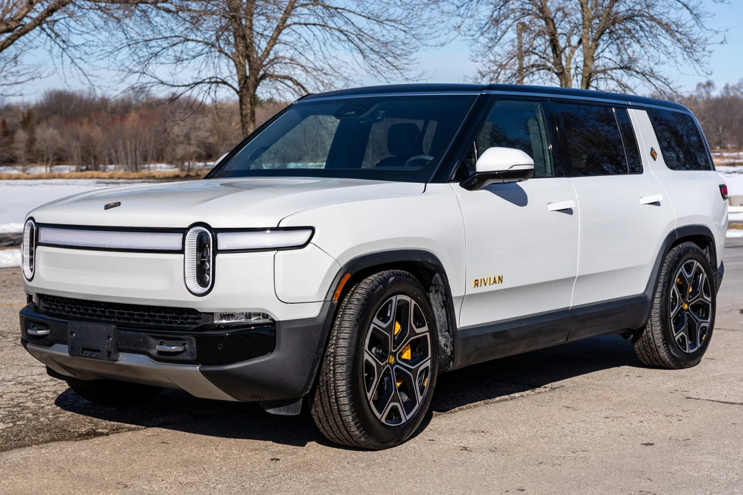 2022 Rivian R1S - Image 2 of 31