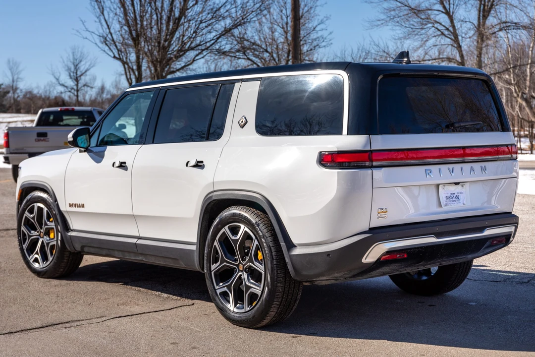 2022 Rivian R1S - Image 8 of 31