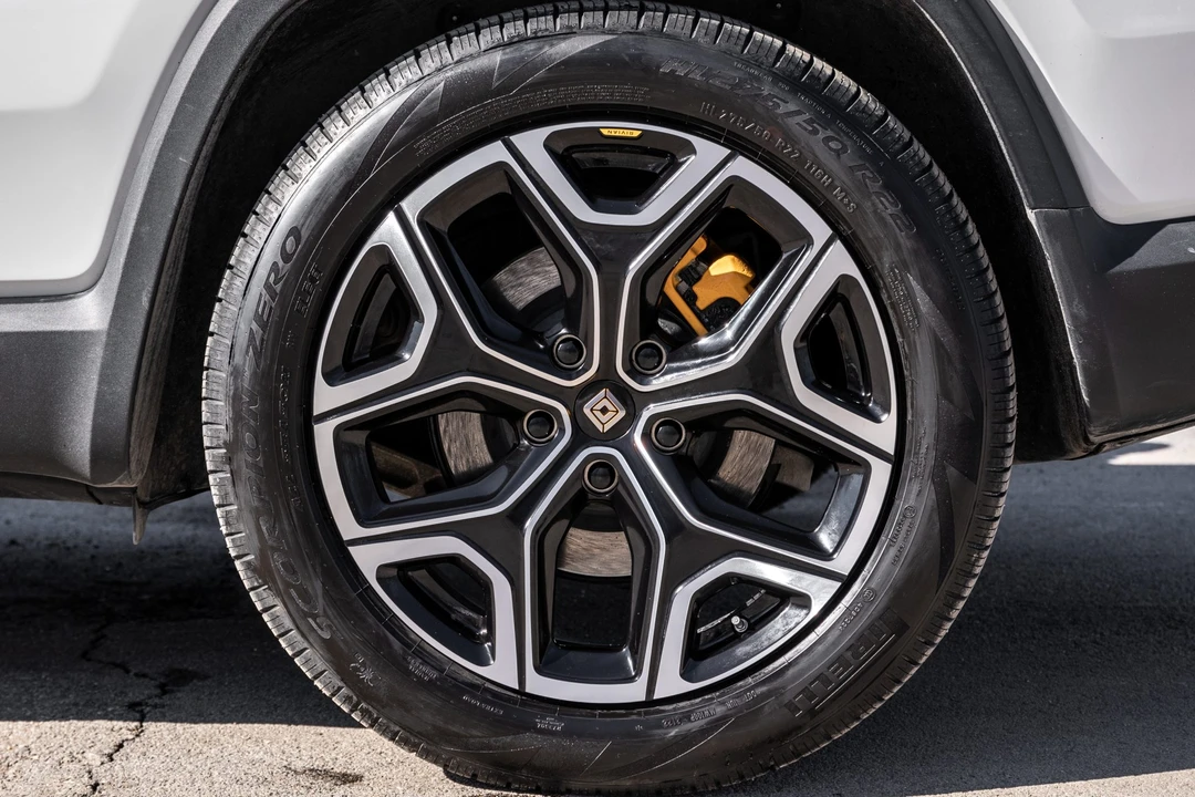 2022 Rivian R1S - Image 24 of 31