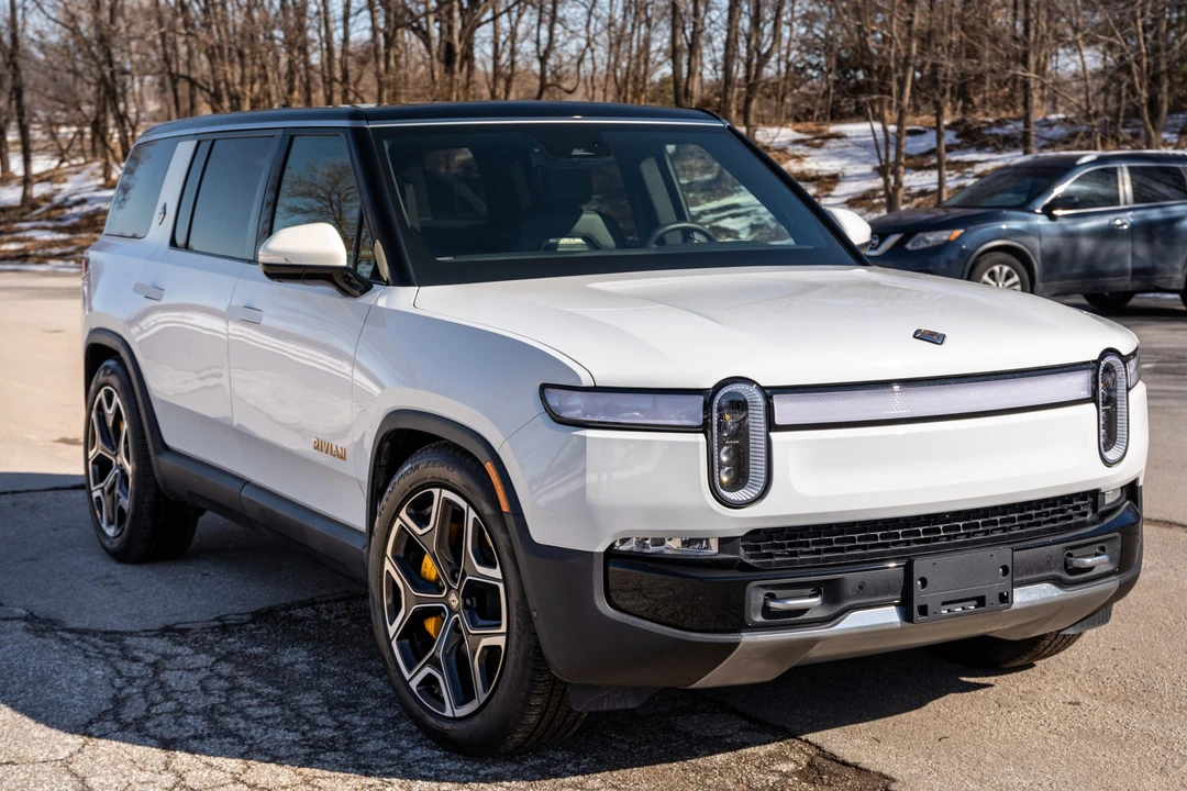 2022 Rivian R1S - Image 4 of 31