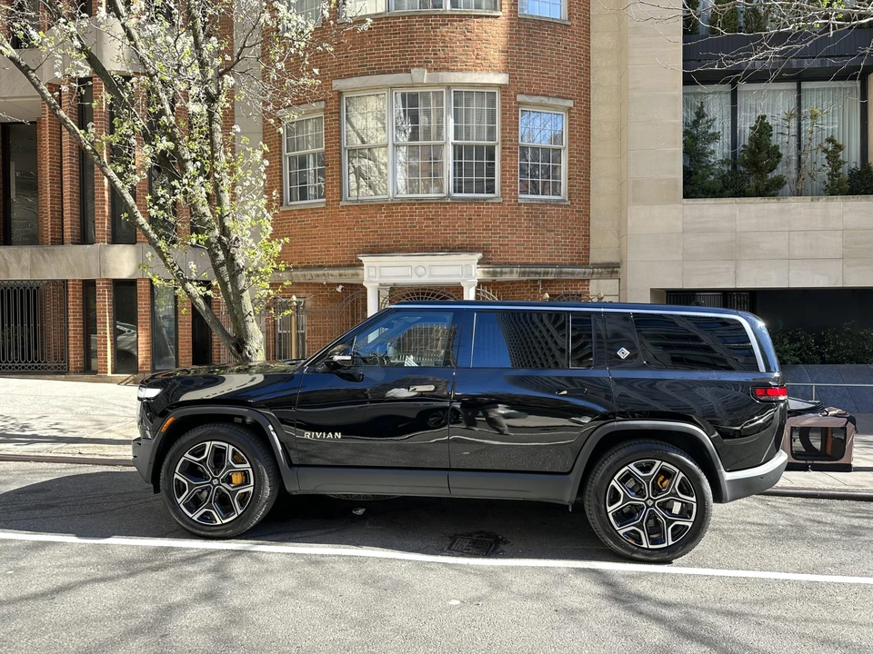 2022 Rivian R1S - Image 17 of 31