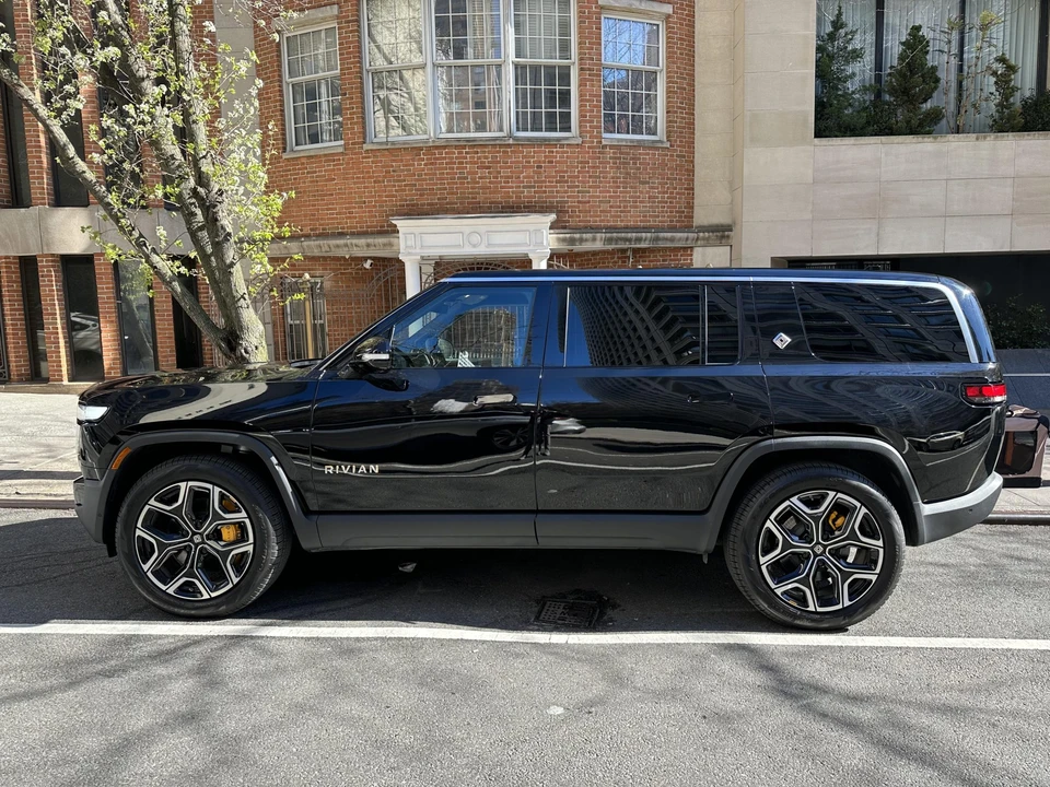2022 Rivian R1S - Image 18 of 31