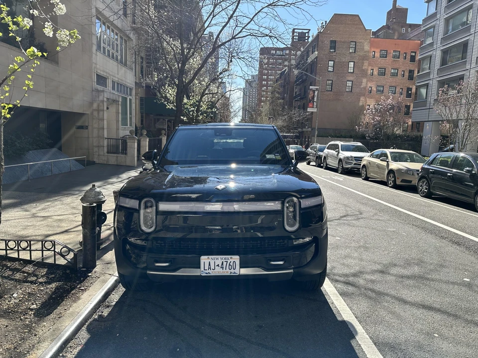 2022 Rivian R1S - Image 14 of 31