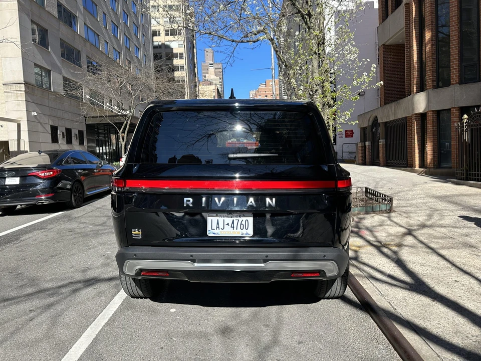 2022 Rivian R1S - Image 16 of 31