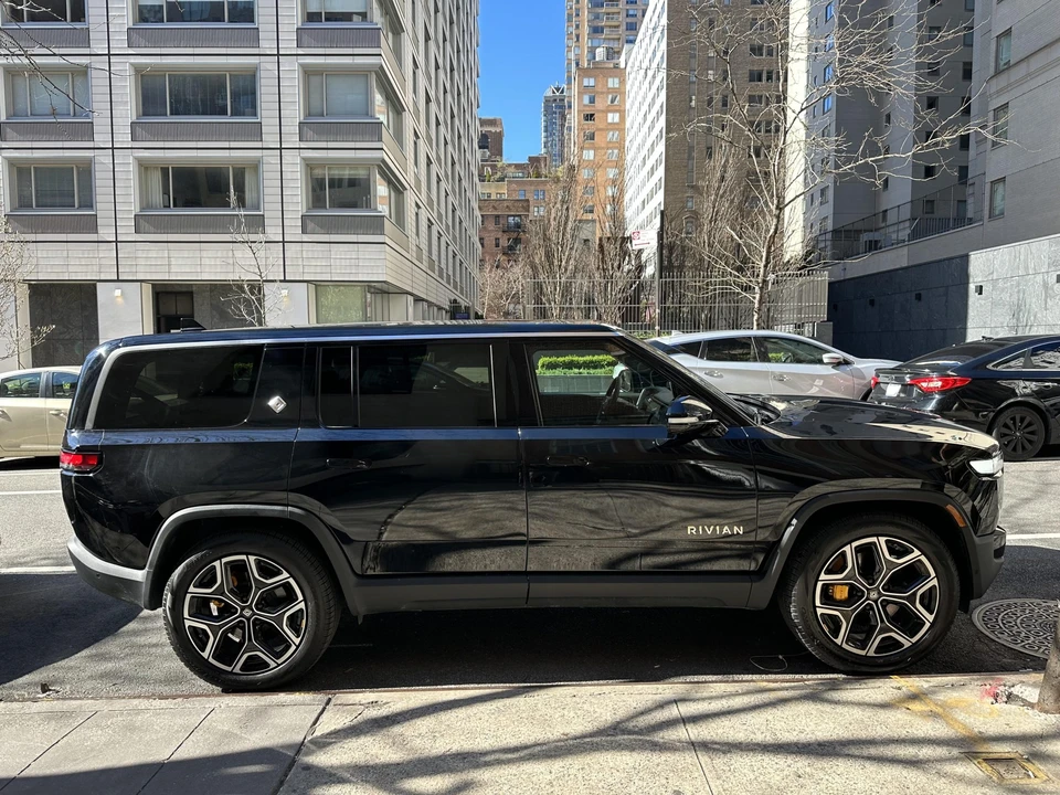 2022 Rivian R1S - Image 15 of 31