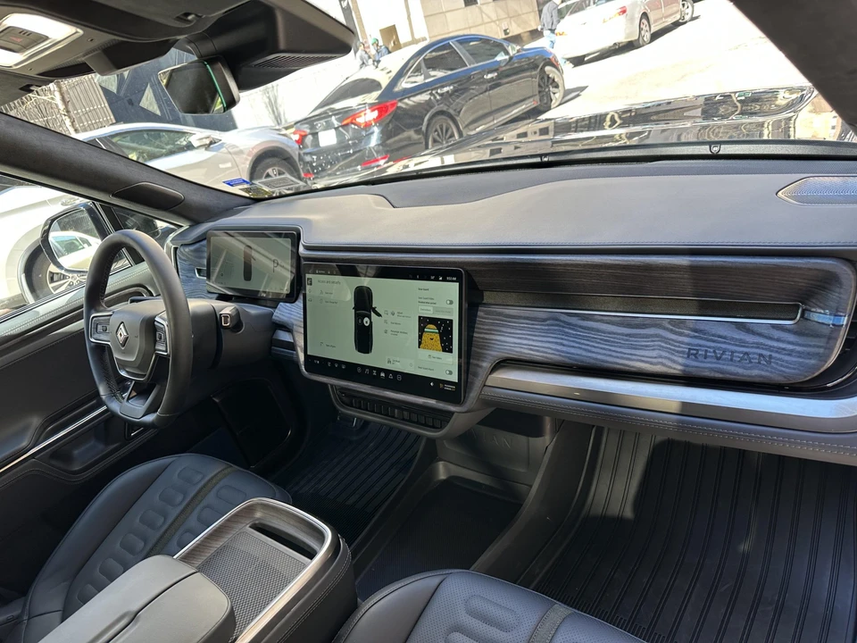 2022 Rivian R1S - Image 29 of 31